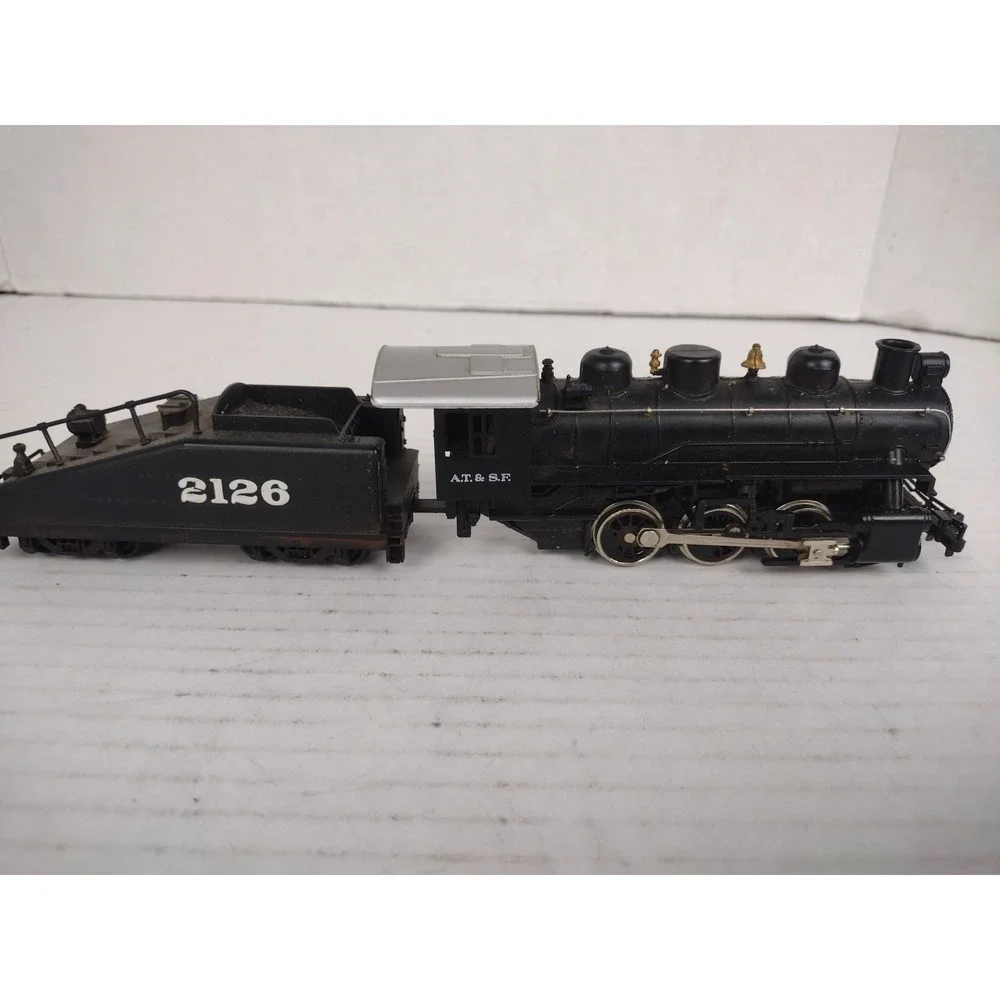 HO Bachmann AT&SF 0-6-0 Steam Locomotive Lighted and #2126 Tender